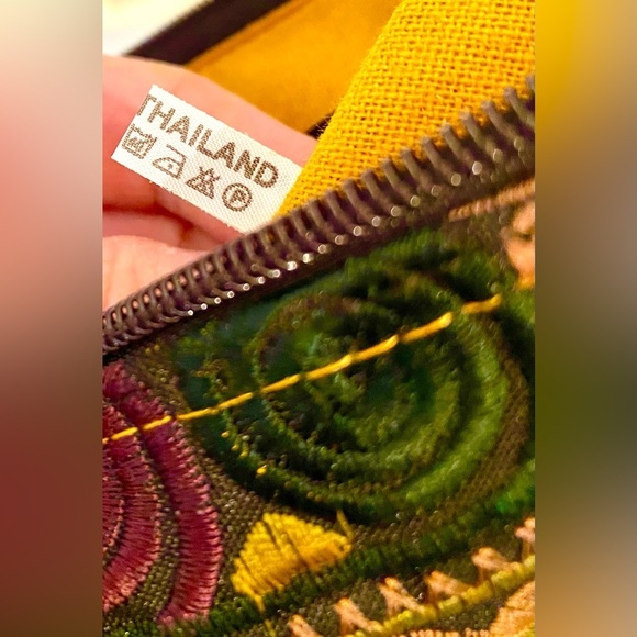 ✅🆕 Thai embroidery wristlet/clutch,earthy tones, multi color floral pattern NWOT - Picture 4 of 5